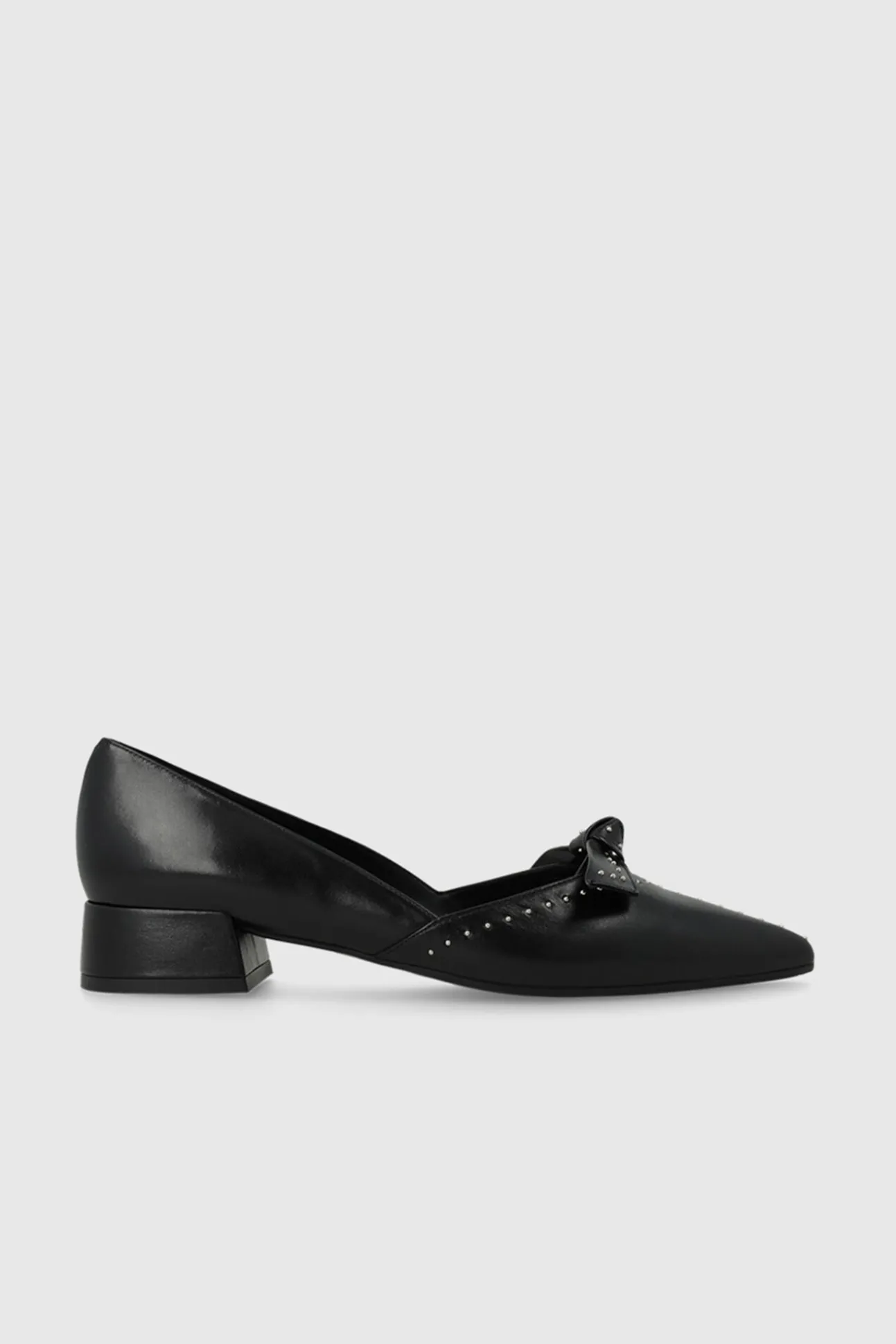 Bailarinas en piel y tachas