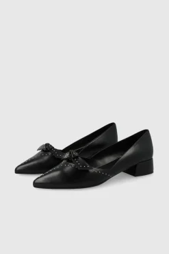 Bailarinas en piel y tachas