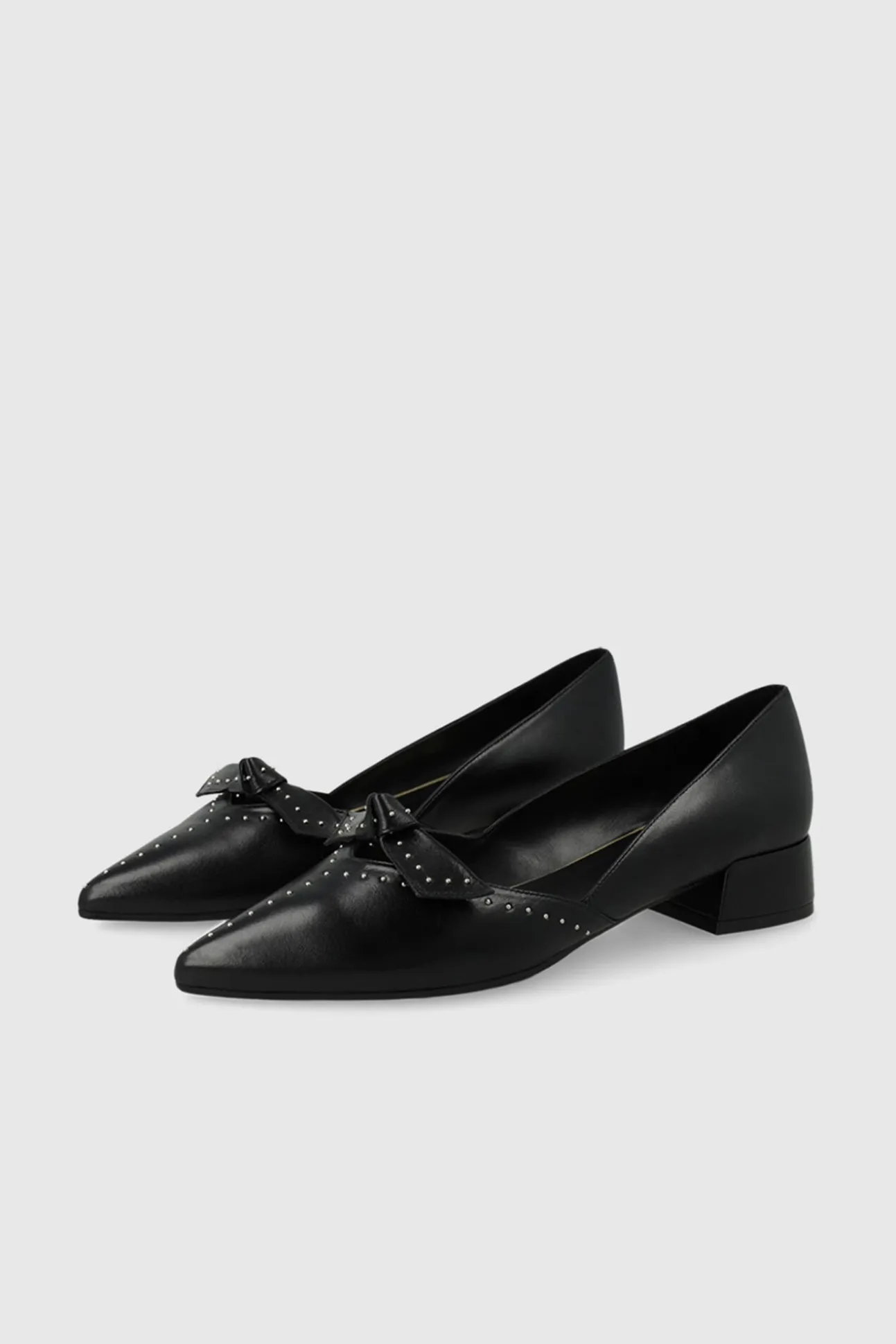 Bailarinas en piel y tachas