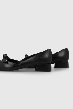 Bailarinas en piel y tachas