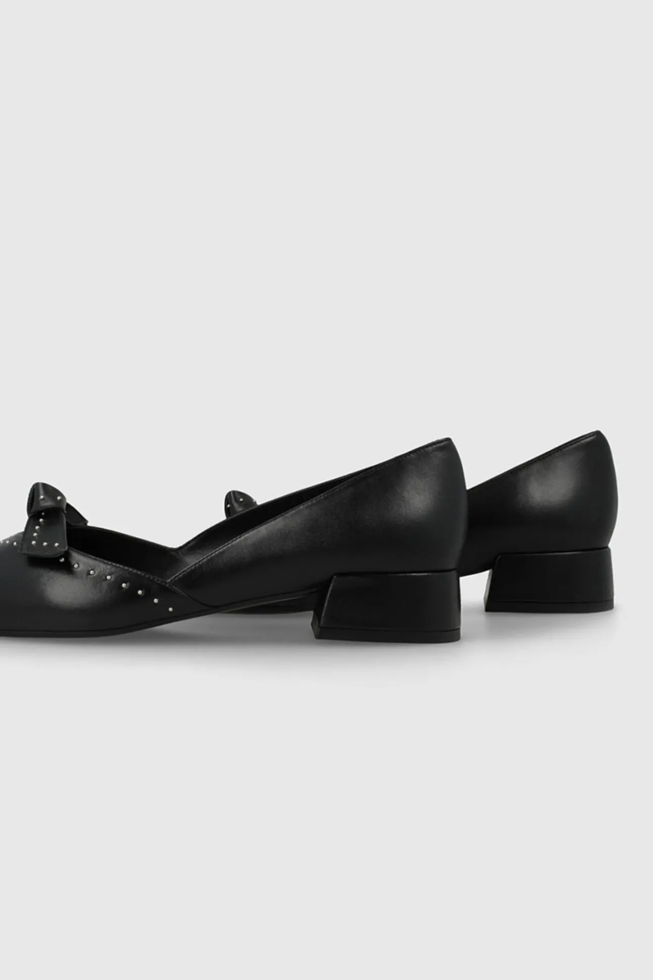 Bailarinas en piel y tachas