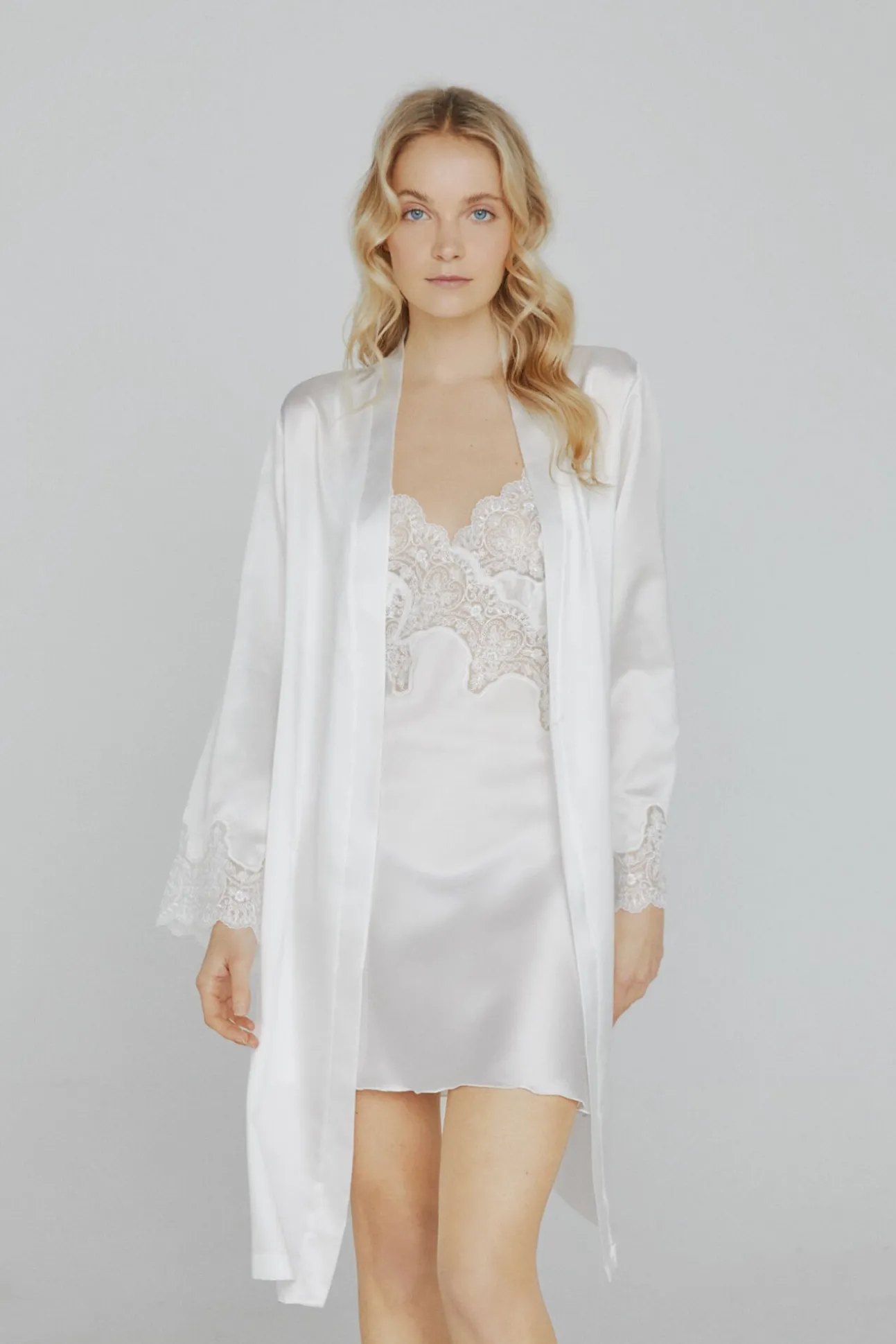 Bata de mujer Ivette Bridal corta satinada en blanco