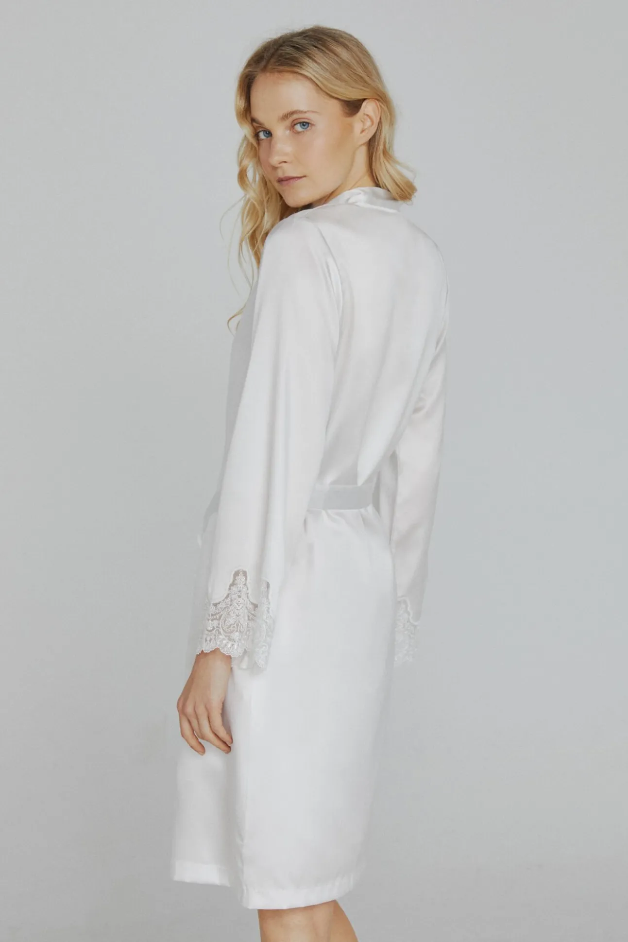 Bata de mujer Ivette Bridal corta satinada en blanco