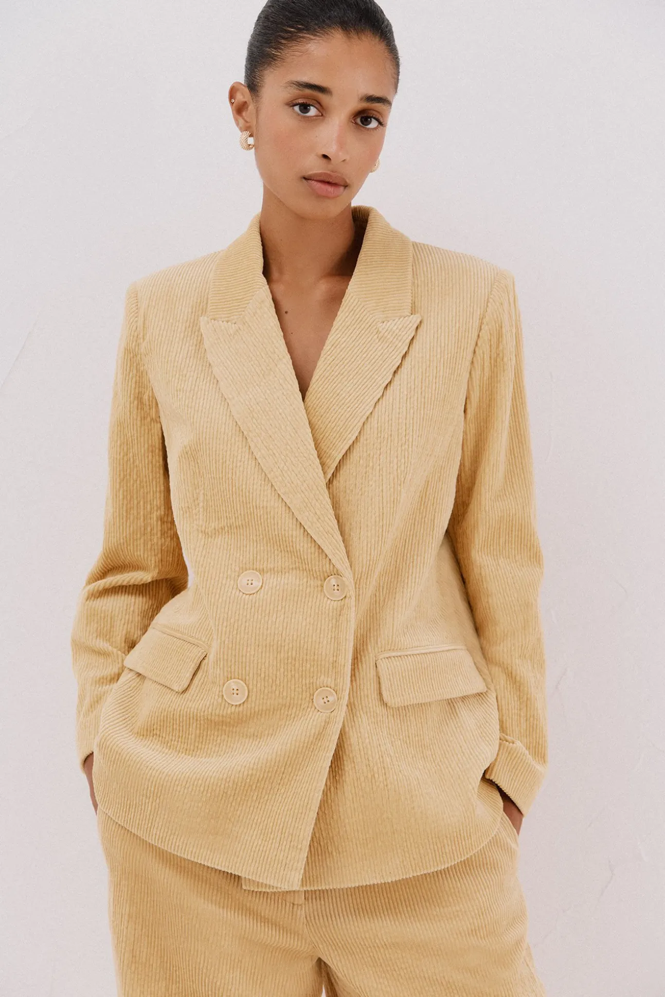 Blazer de mujer cruzada de pana