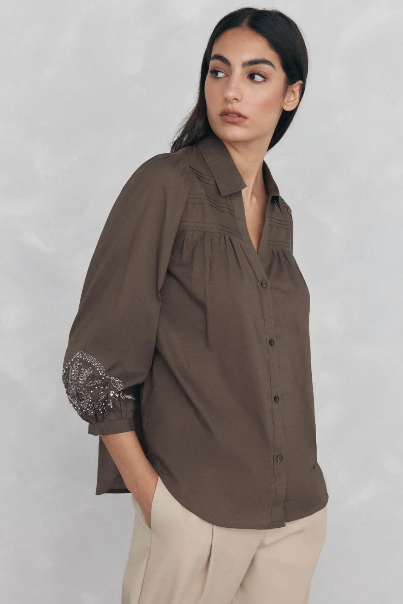 Blusa amplia lisa bordados