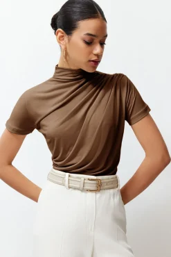 Blusa con cuello alto