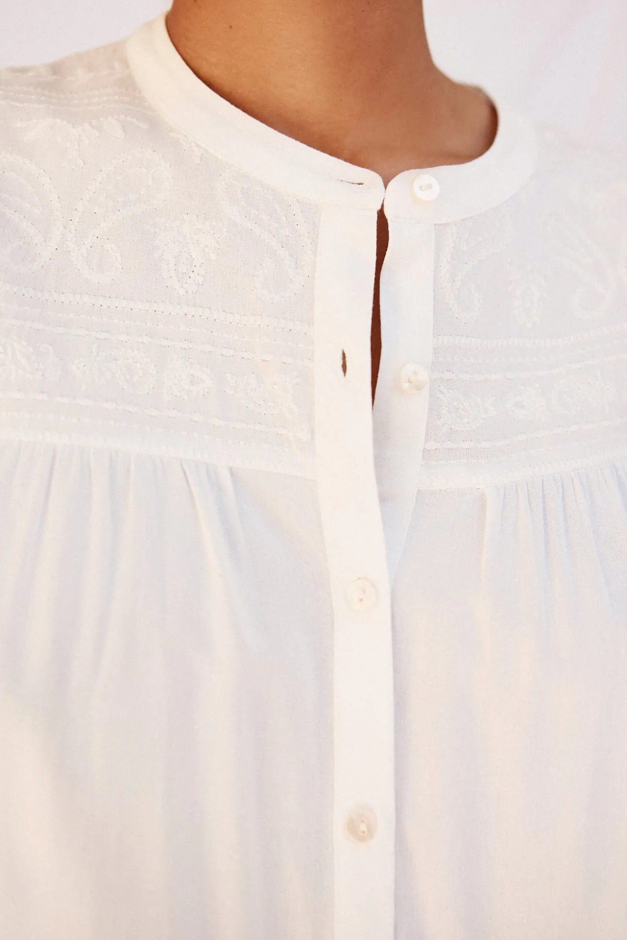 Blusa detalle bordado