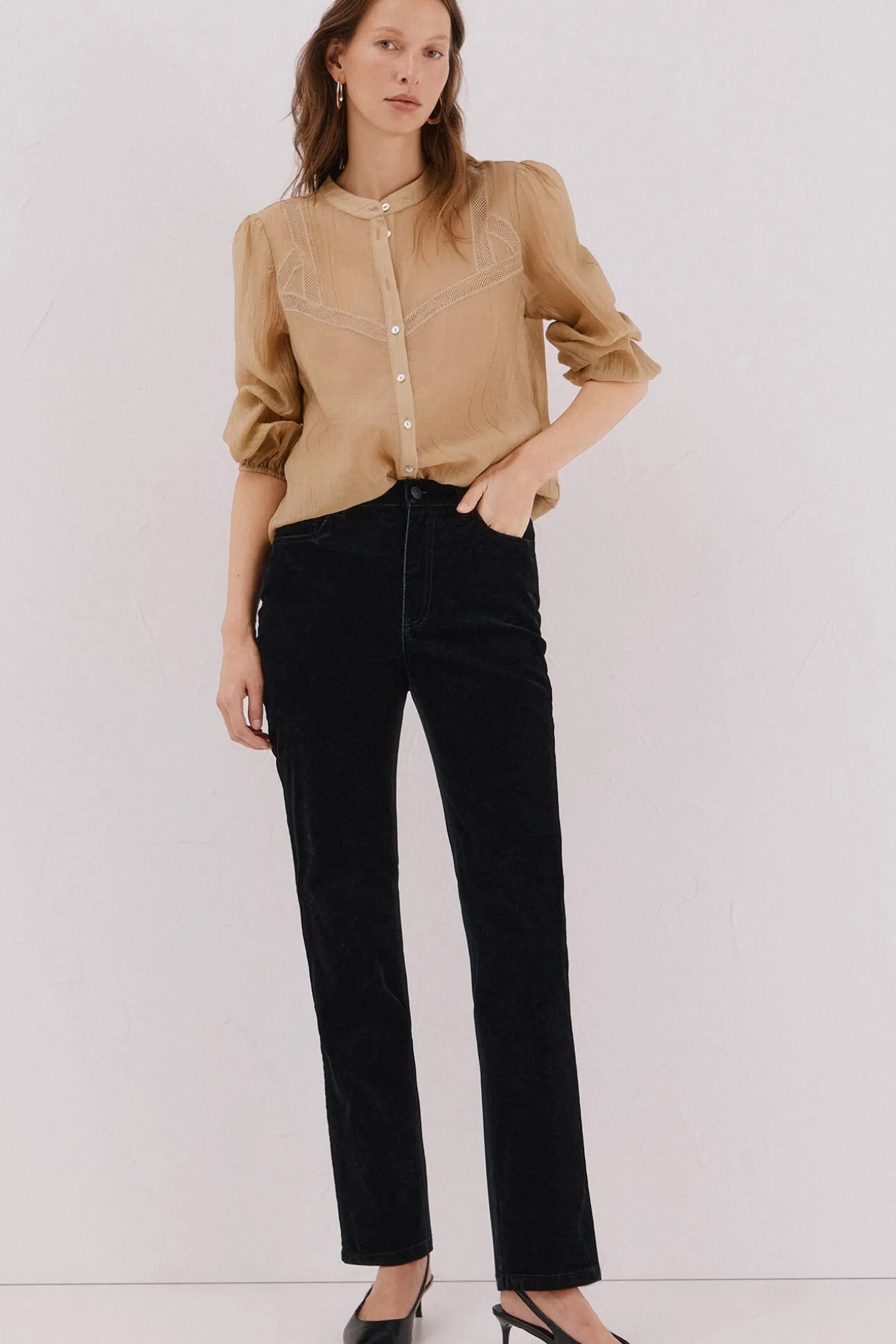 Blusa encaje cuello mao