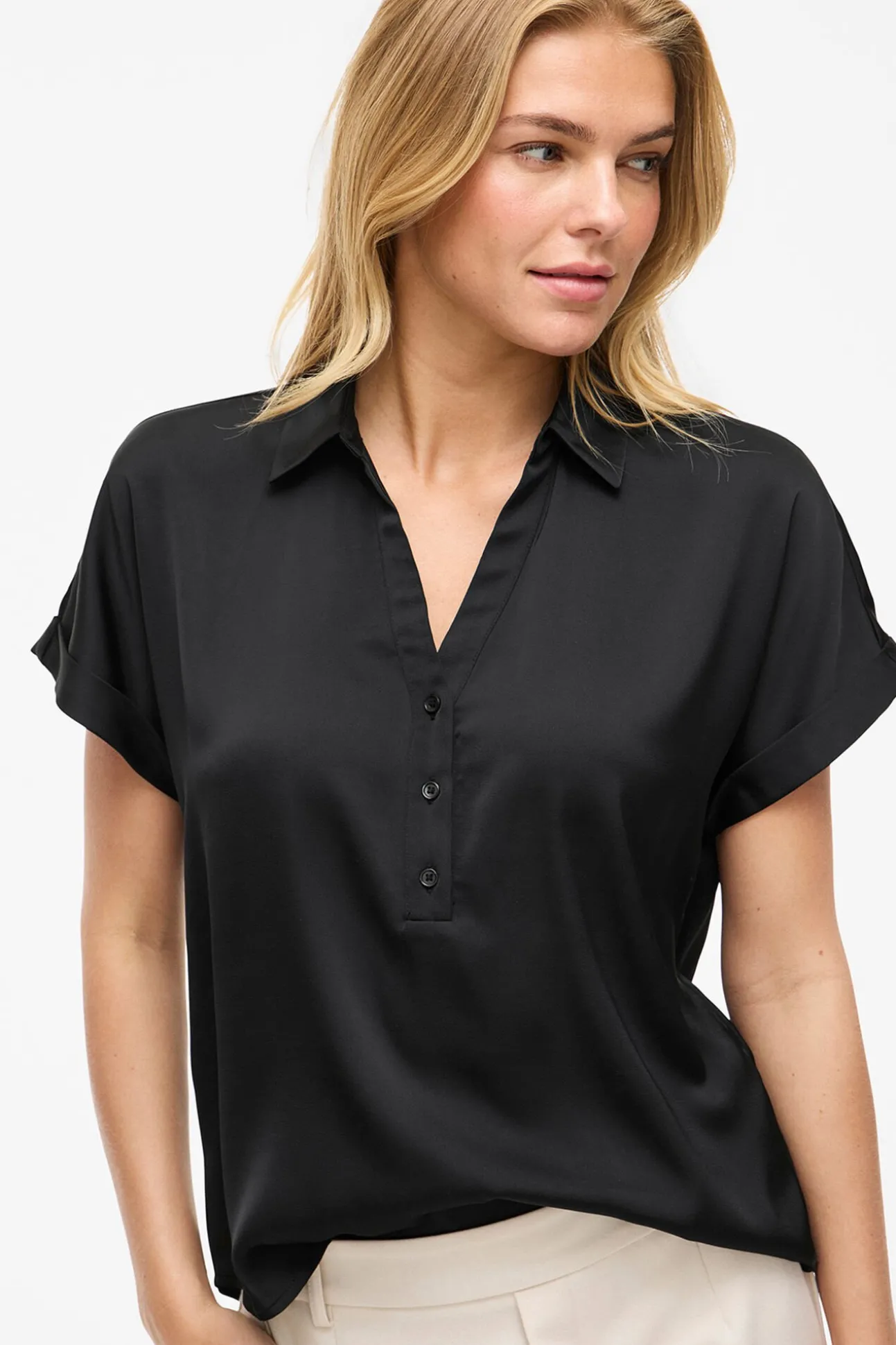 Blusa satinada de manga corta