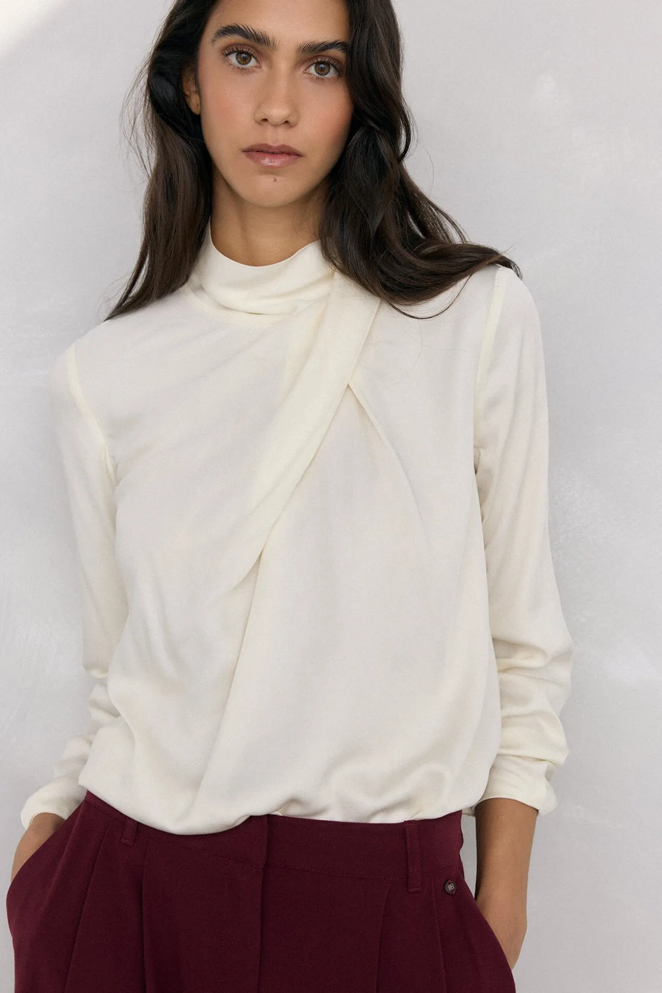 Blusa satén cuello subido