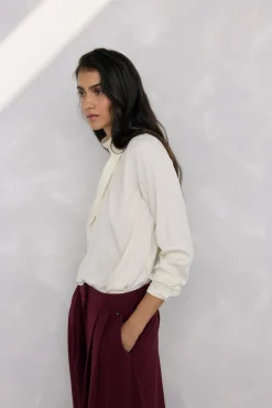 Blusa satén cuello subido