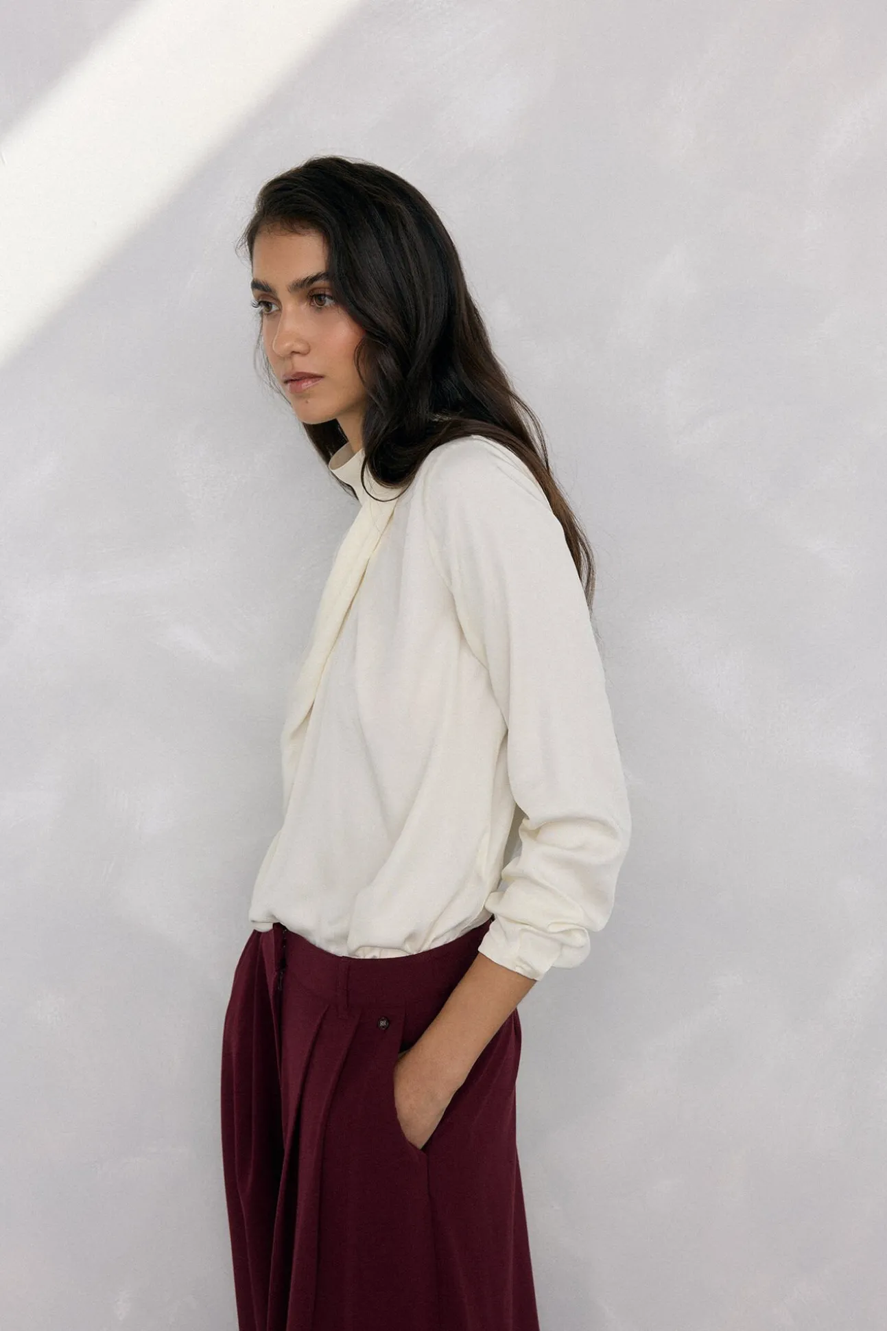 Blusa satén cuello subido