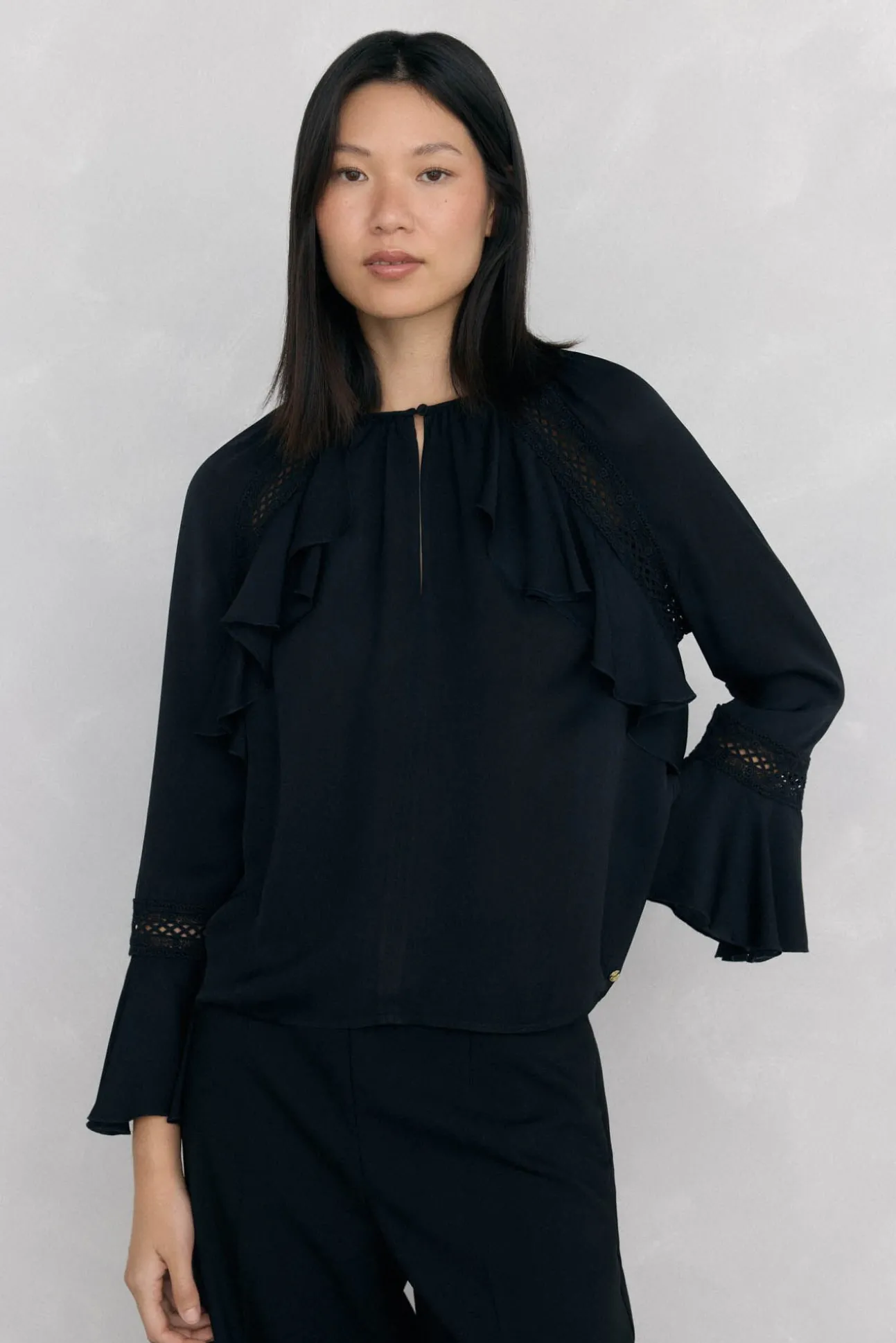 Blusa volantes puntilla
