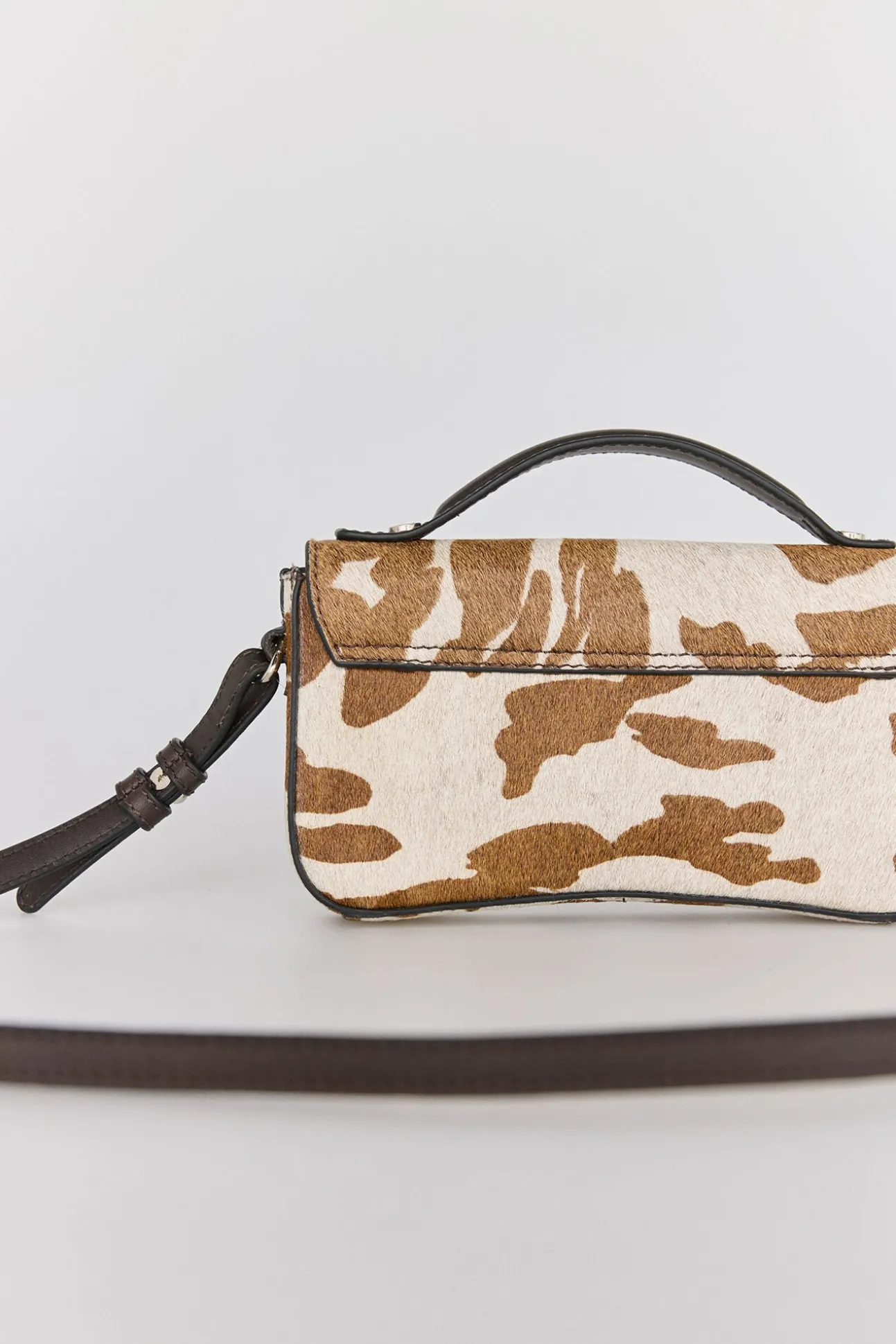 Bolso bandolera marrón con estampado de vaca (piel)