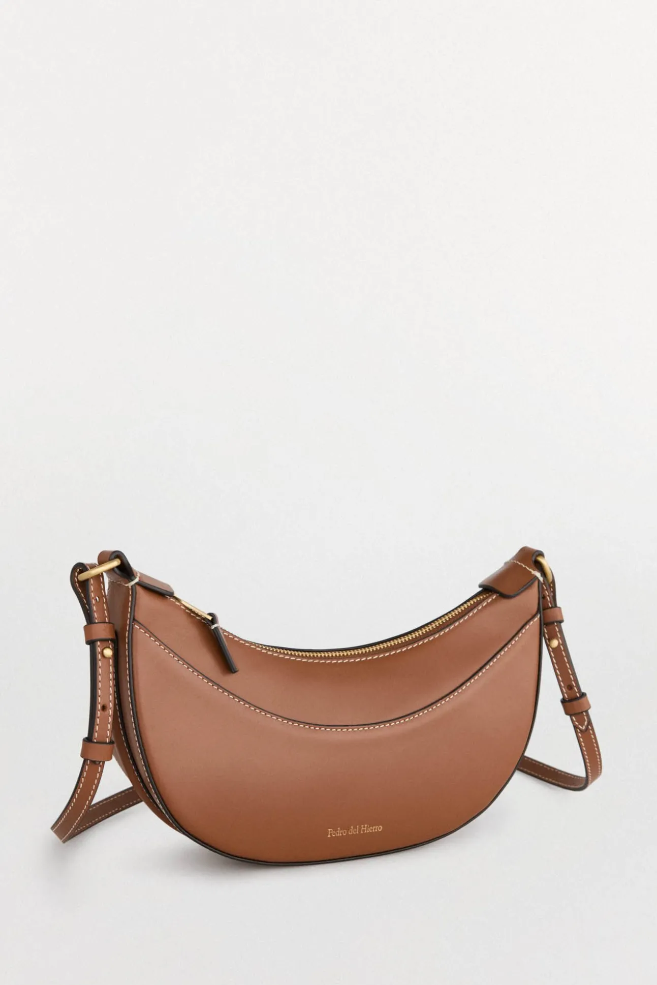 Bolso bandolera ovalado de piel