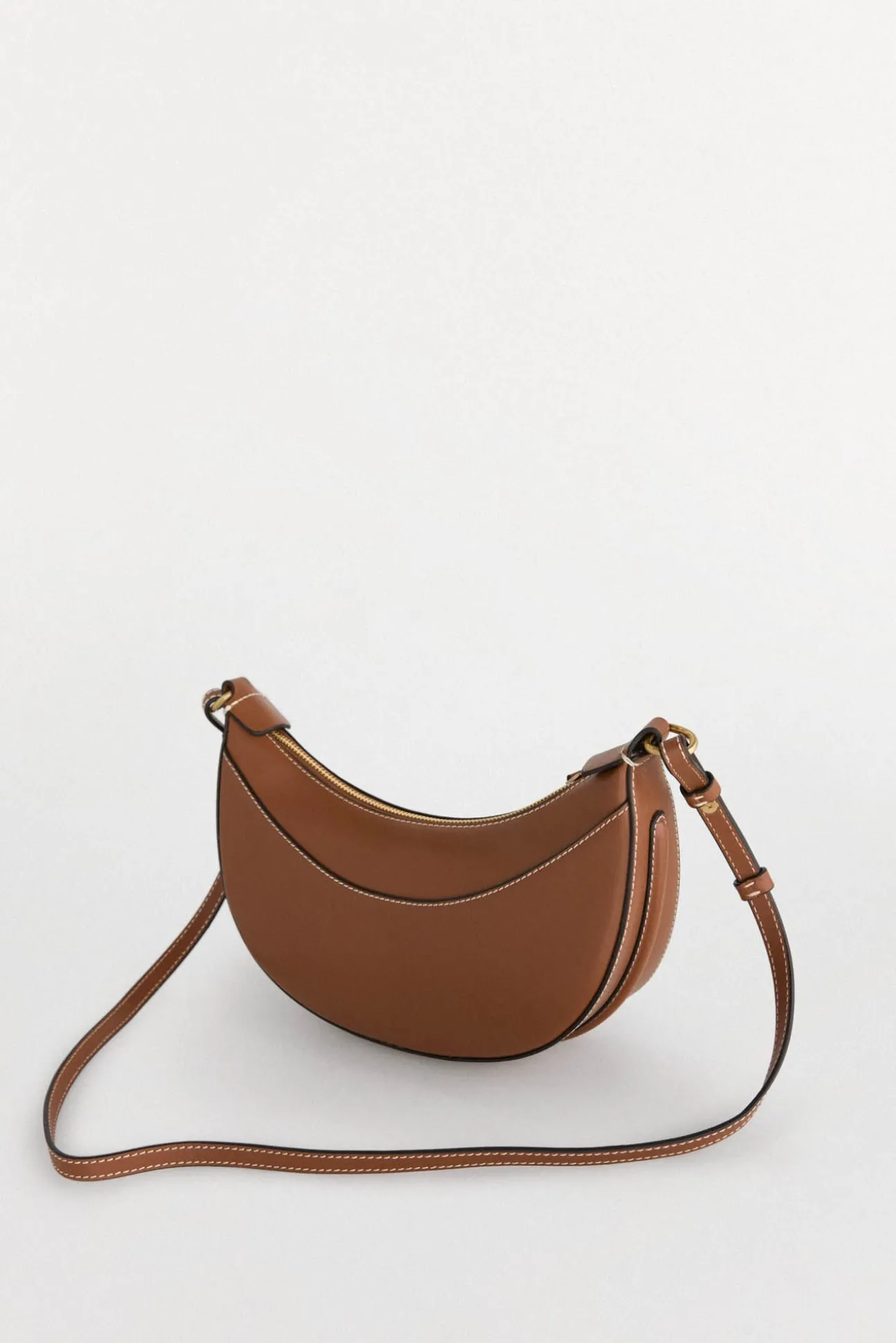Bolso bandolera ovalado de piel