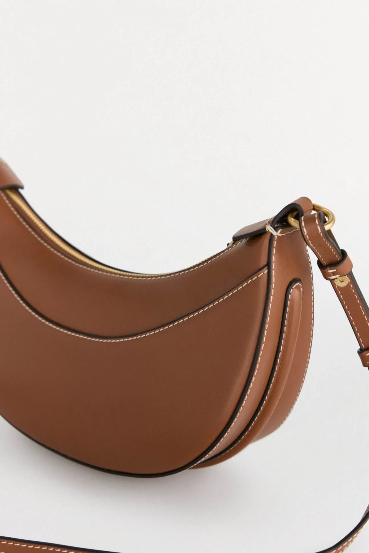 Bolso bandolera ovalado de piel