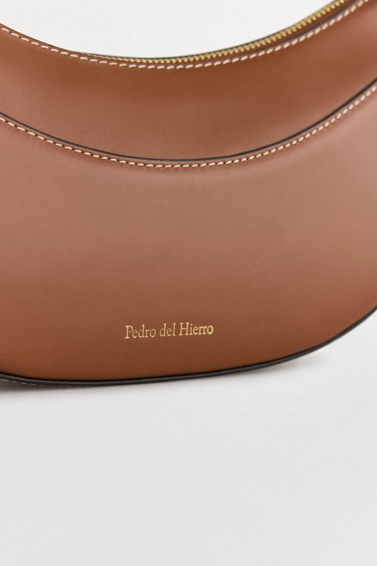 Bolso bandolera ovalado de piel