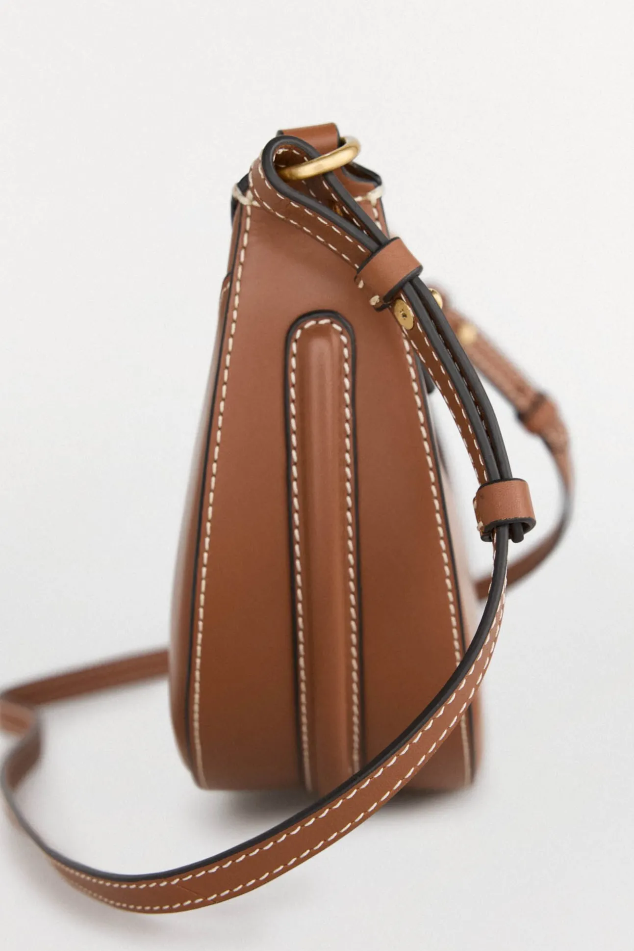 Bolso bandolera ovalado de piel