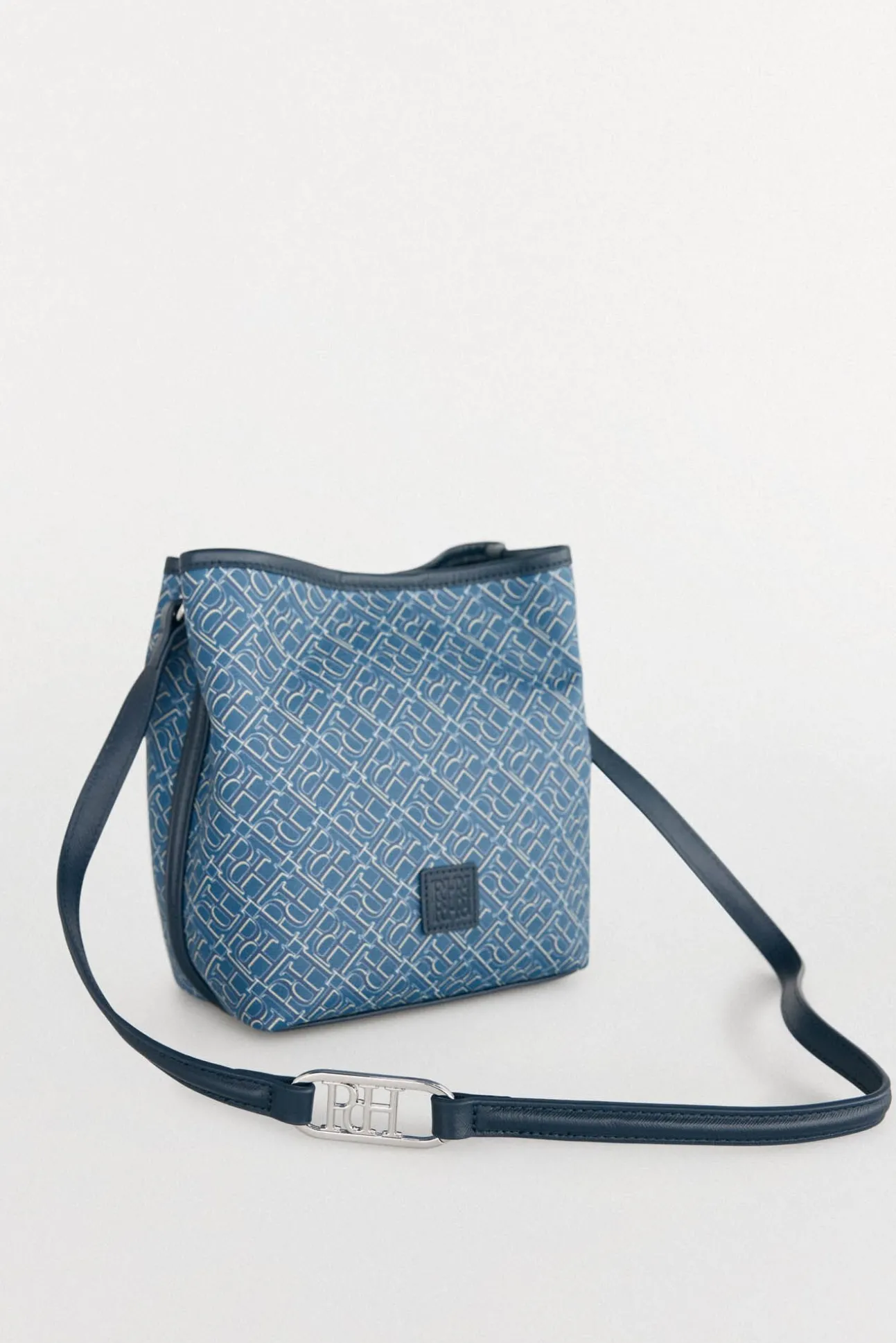 Bolso bucket doble asa monograma