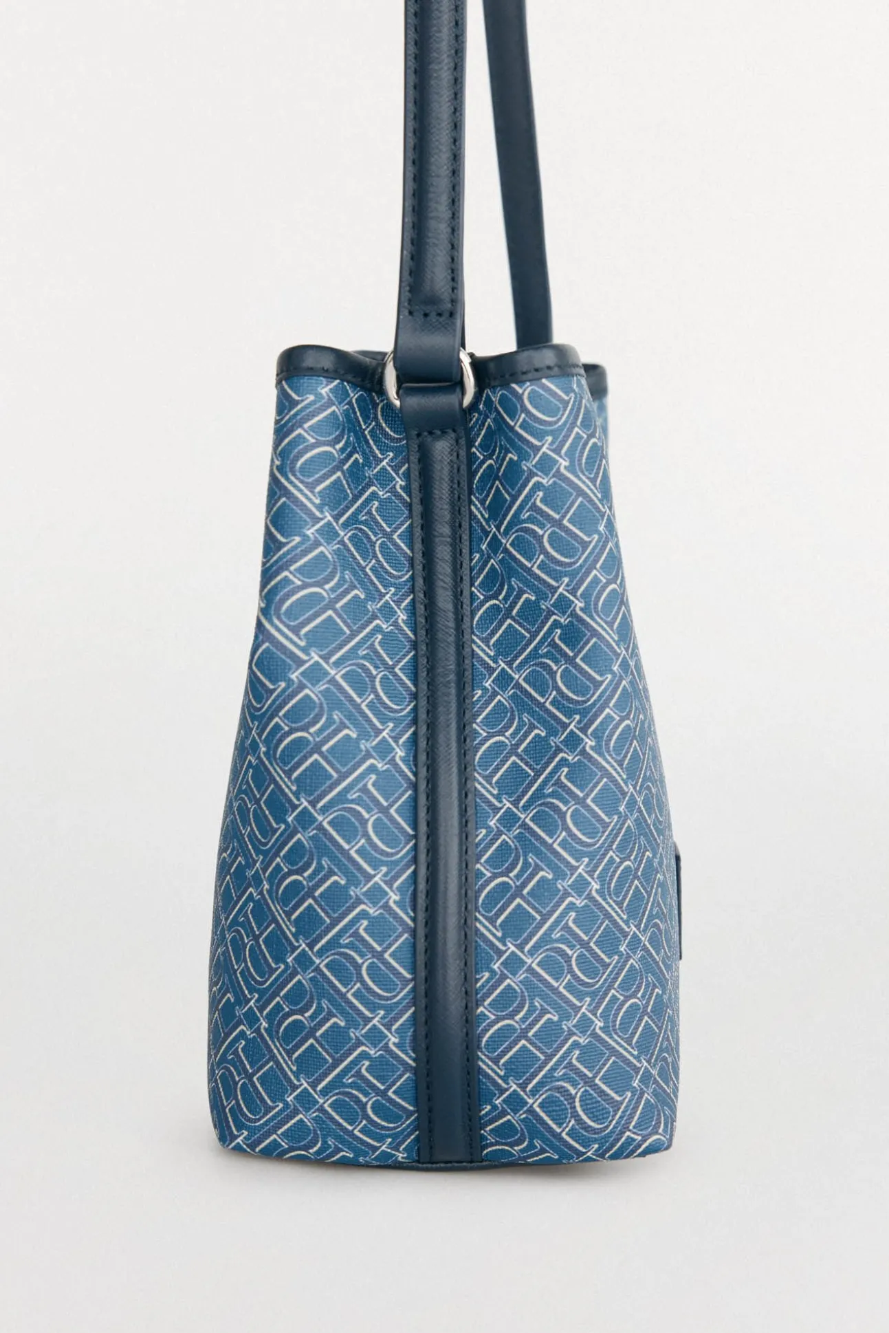 Bolso bucket doble asa monograma