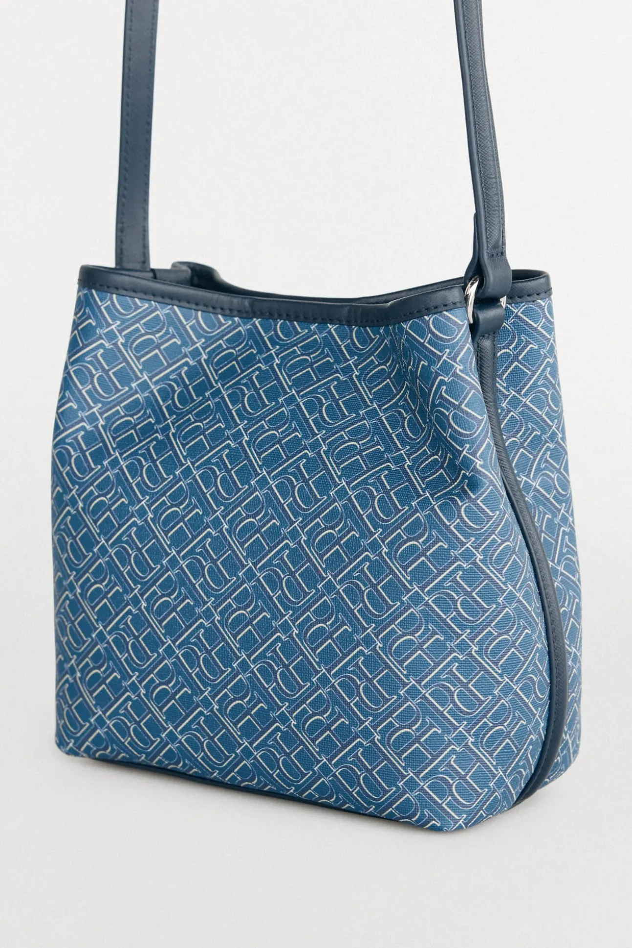 Bolso bucket doble asa monograma