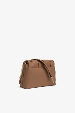 Bolso con solapa de trama
