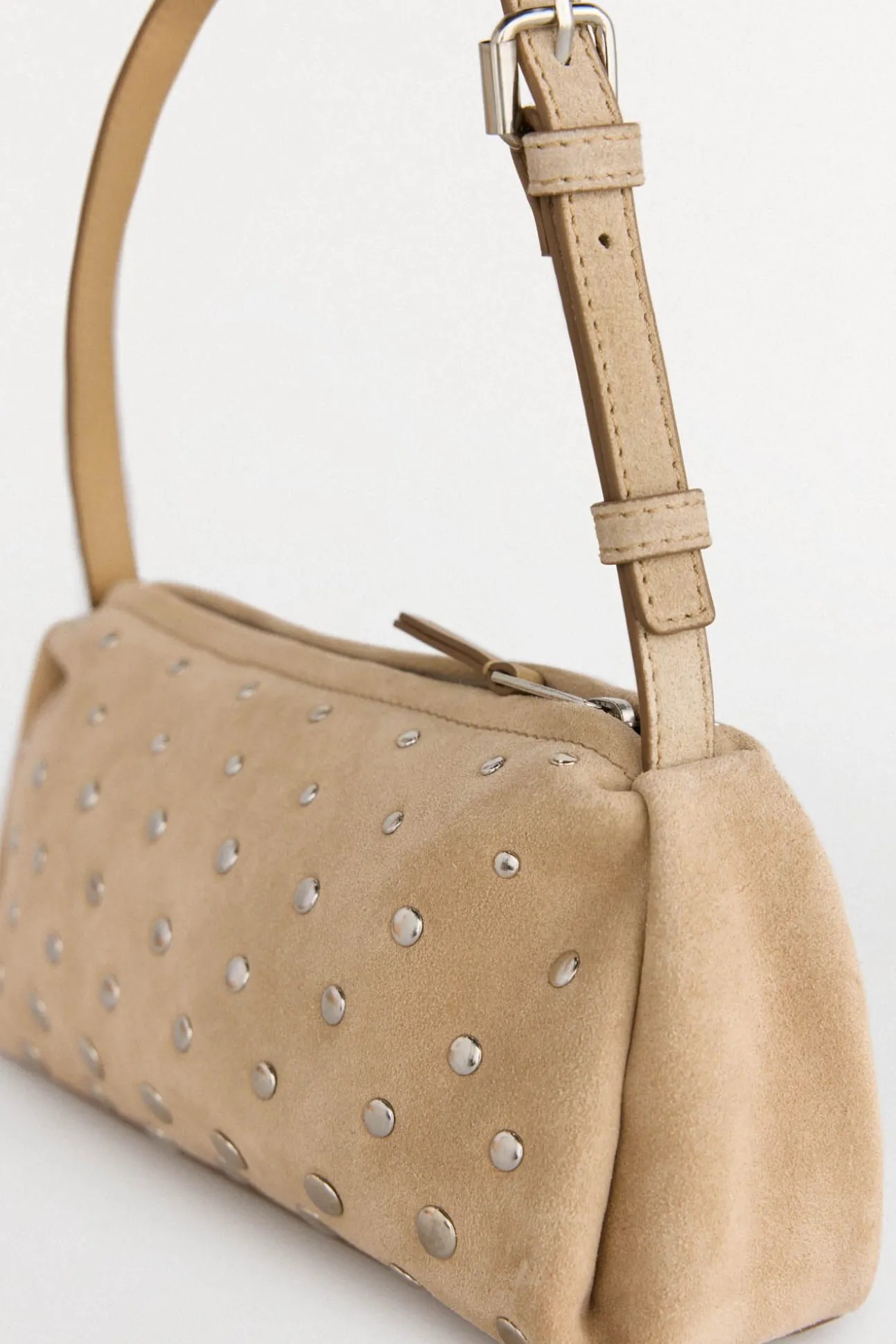 Bolso de hombro con tachas en piel
