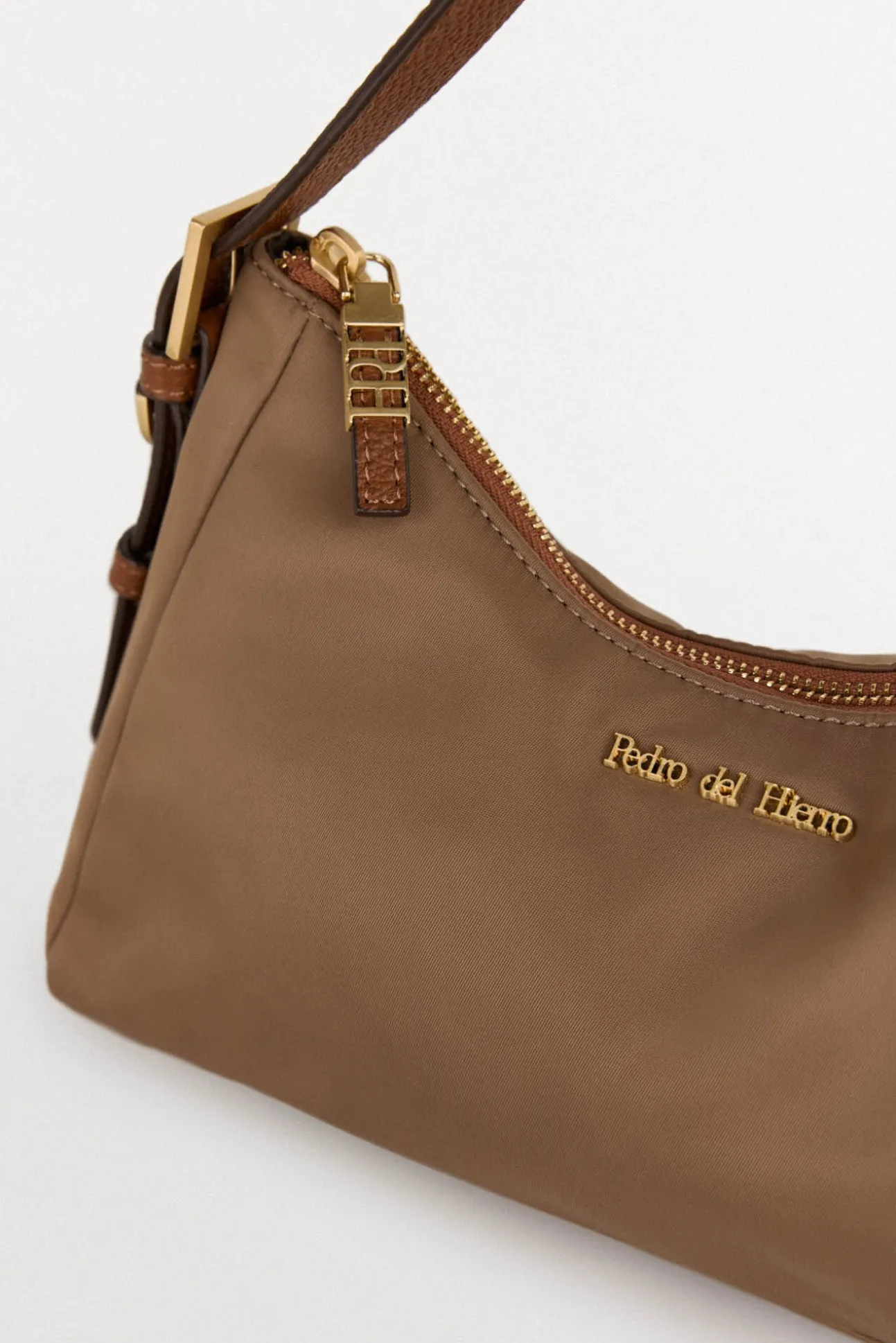 Bolso de hombro en nylon con cremallera