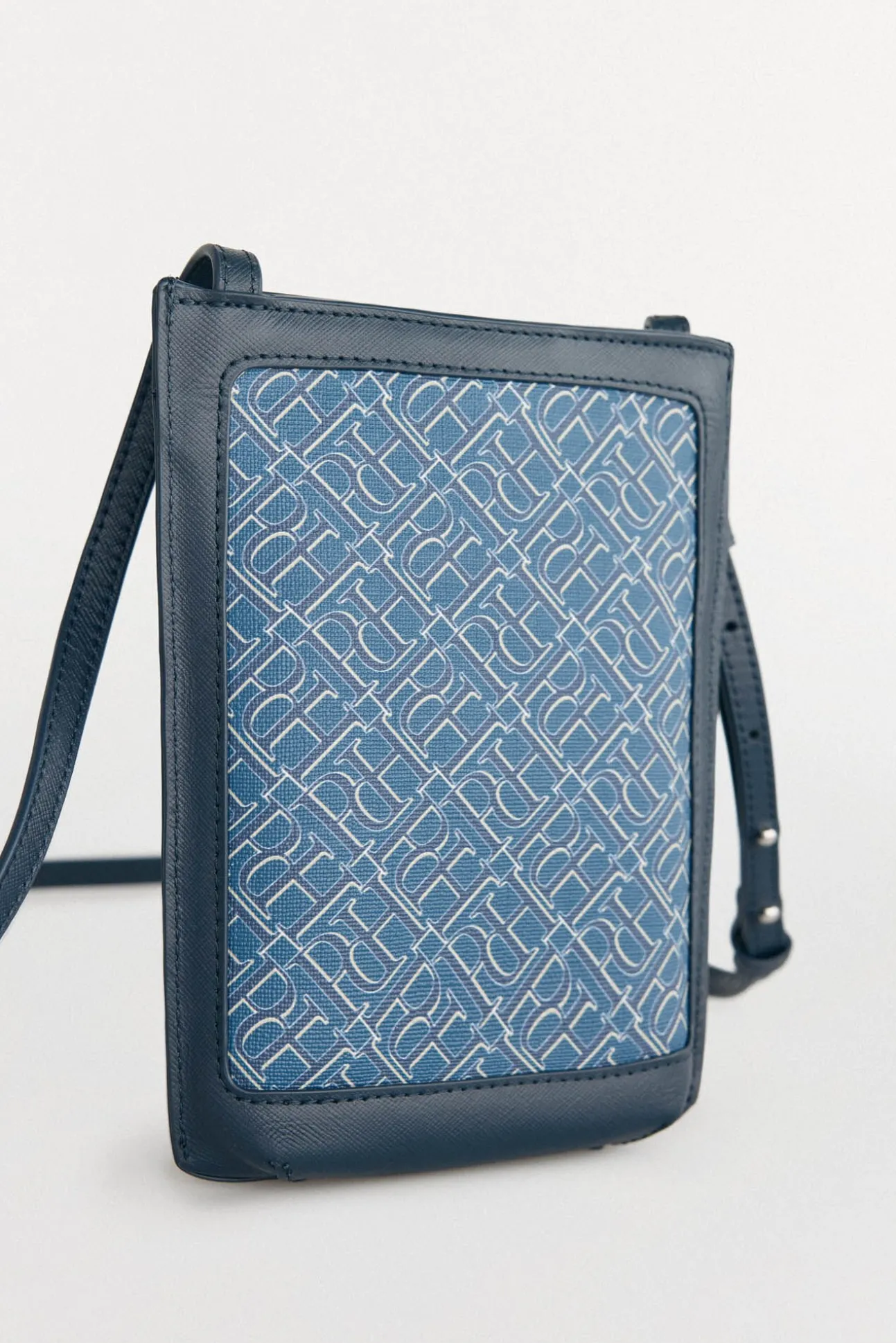 Bolso móvil con asa ajustable