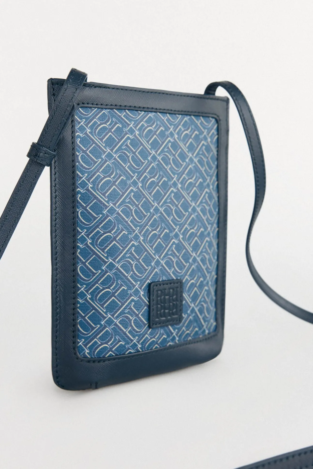 Bolso móvil con asa ajustable