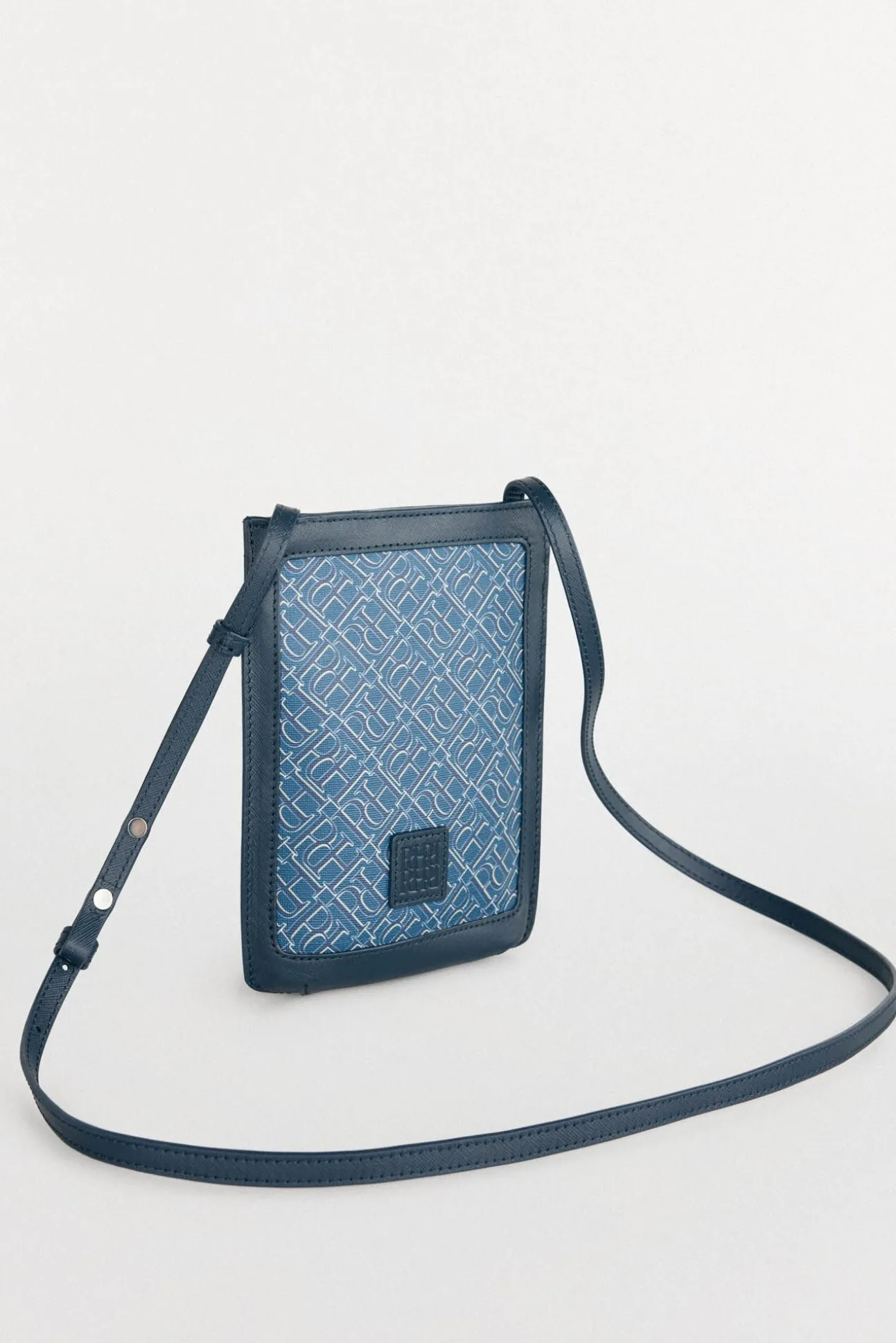 Bolso móvil con asa ajustable
