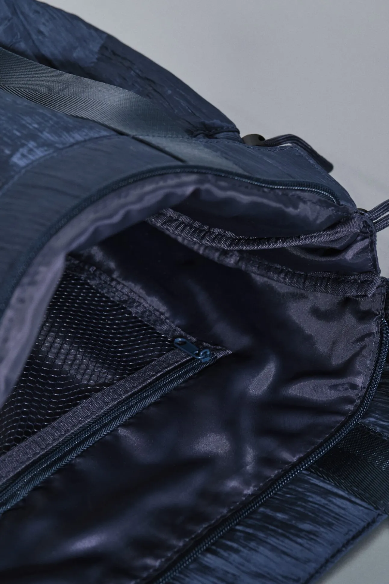 Bolso tote nylon azul satinado