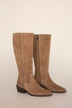 Bota alta estilo hípica con tacón bajo en serraje