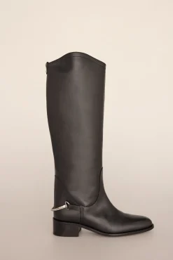 Bota hípica con detalle metálico