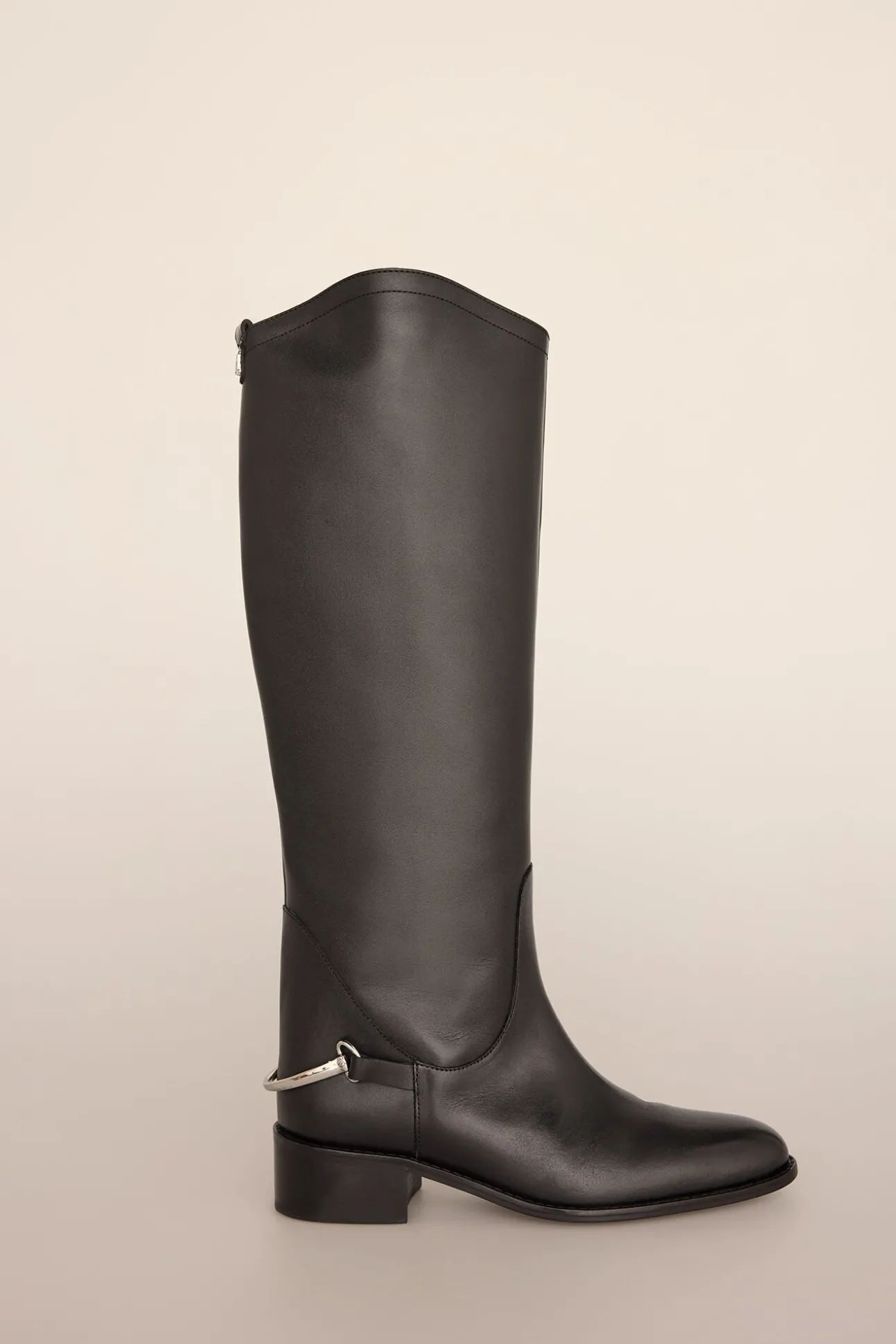 Bota hípica con detalle metálico