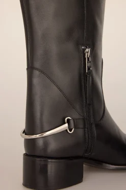 Bota hípica con detalle metálico