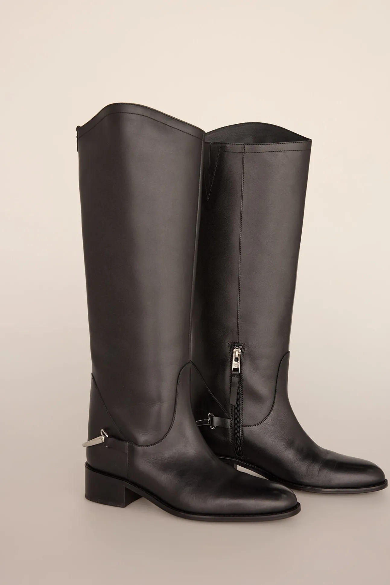Bota hípica con detalle metálico