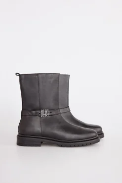 Botin plano de piel con hebilla de logo