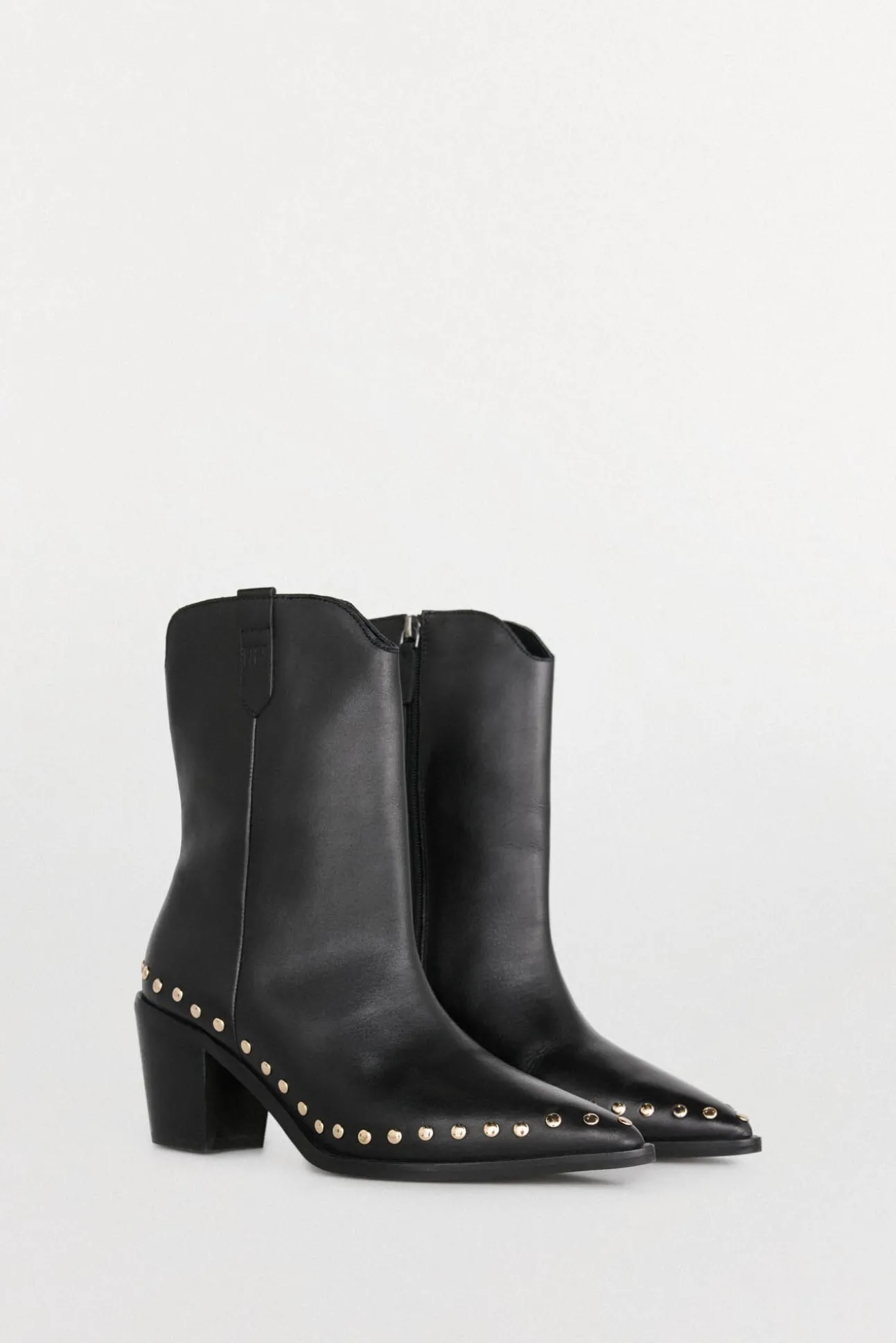Botin tacón con tachas en piel
