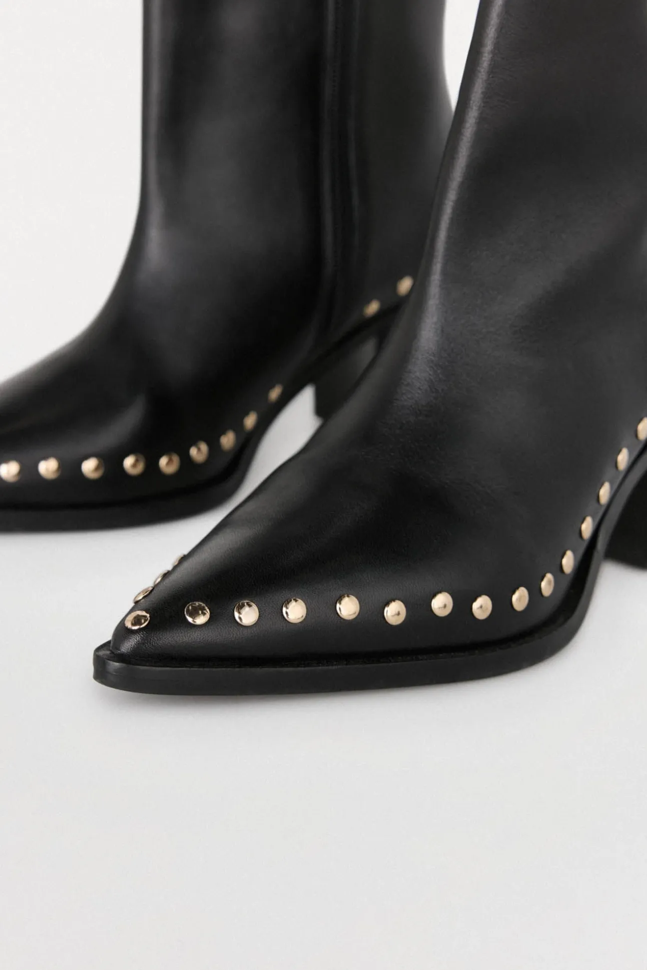 Botin tacón con tachas en piel