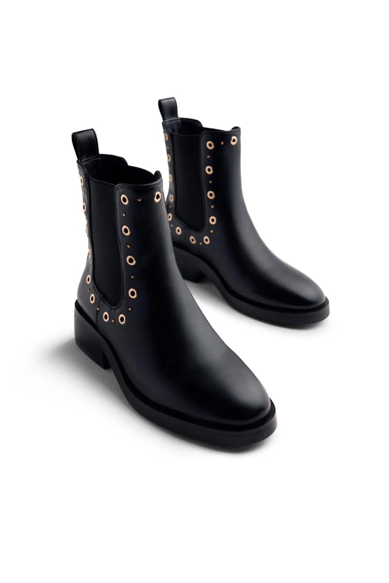 Botines chelsea tachas y ollados halma