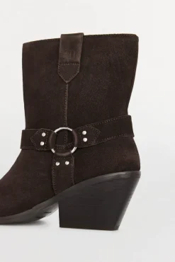 Botines de piel cowboy con aro y tachuelas