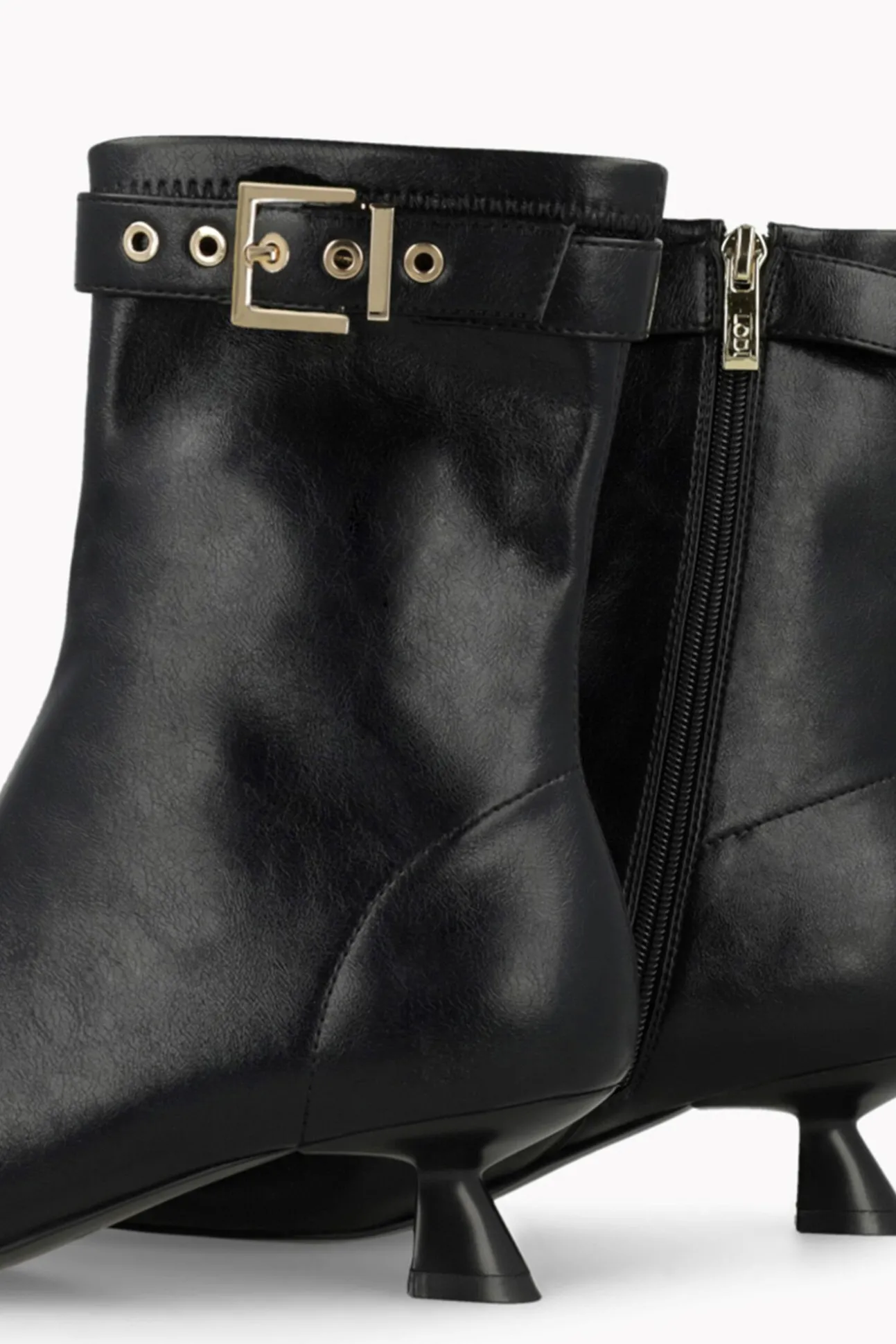 Botines efecto piel con adorno