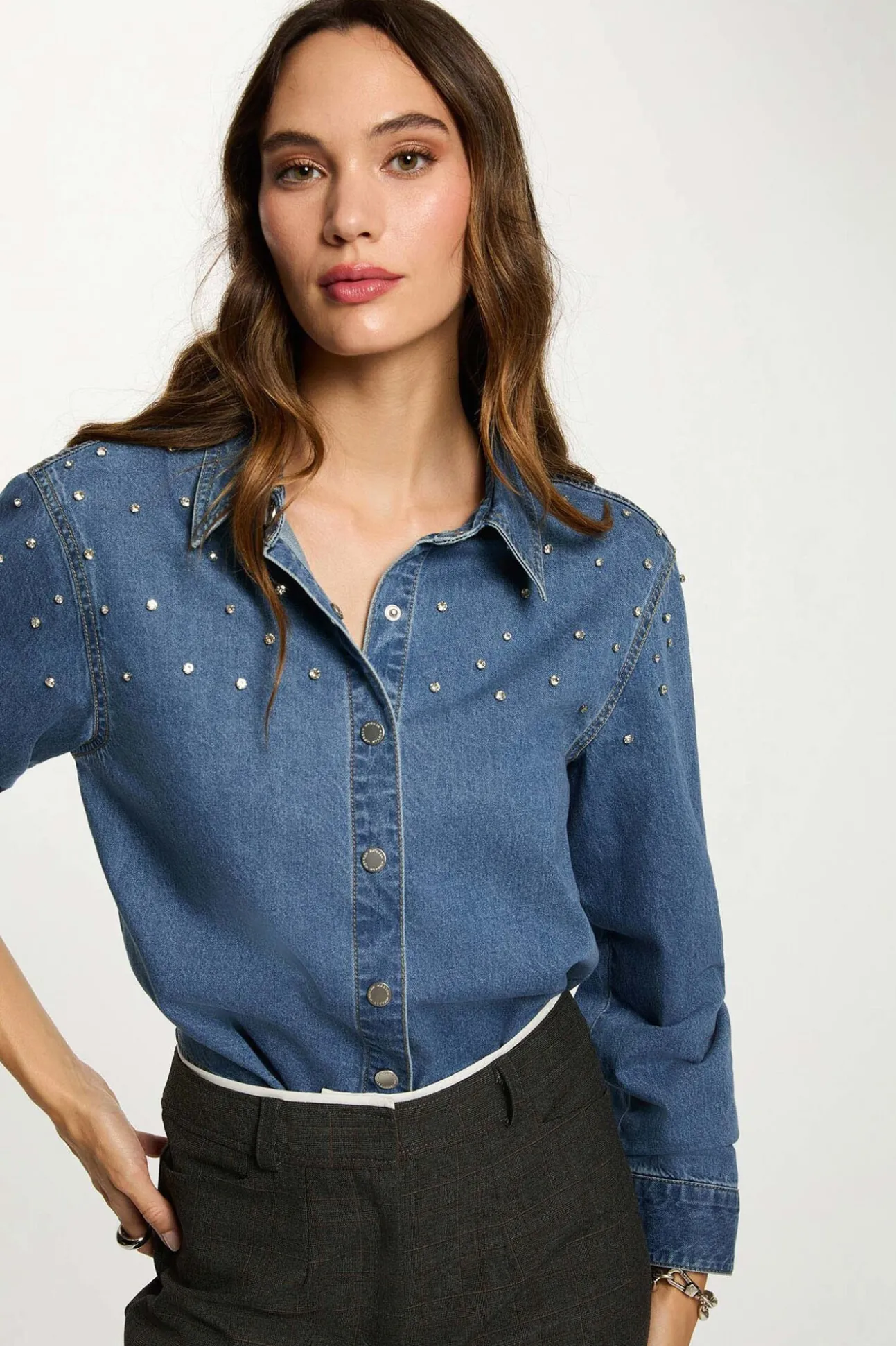 Camisa corta con cabujones