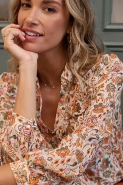 Camisa floral con cuello pico