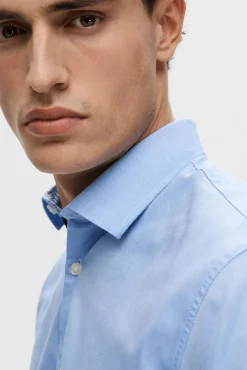 Camisa formal de vestir Slim Fit confeccionada con algodón orgánico.