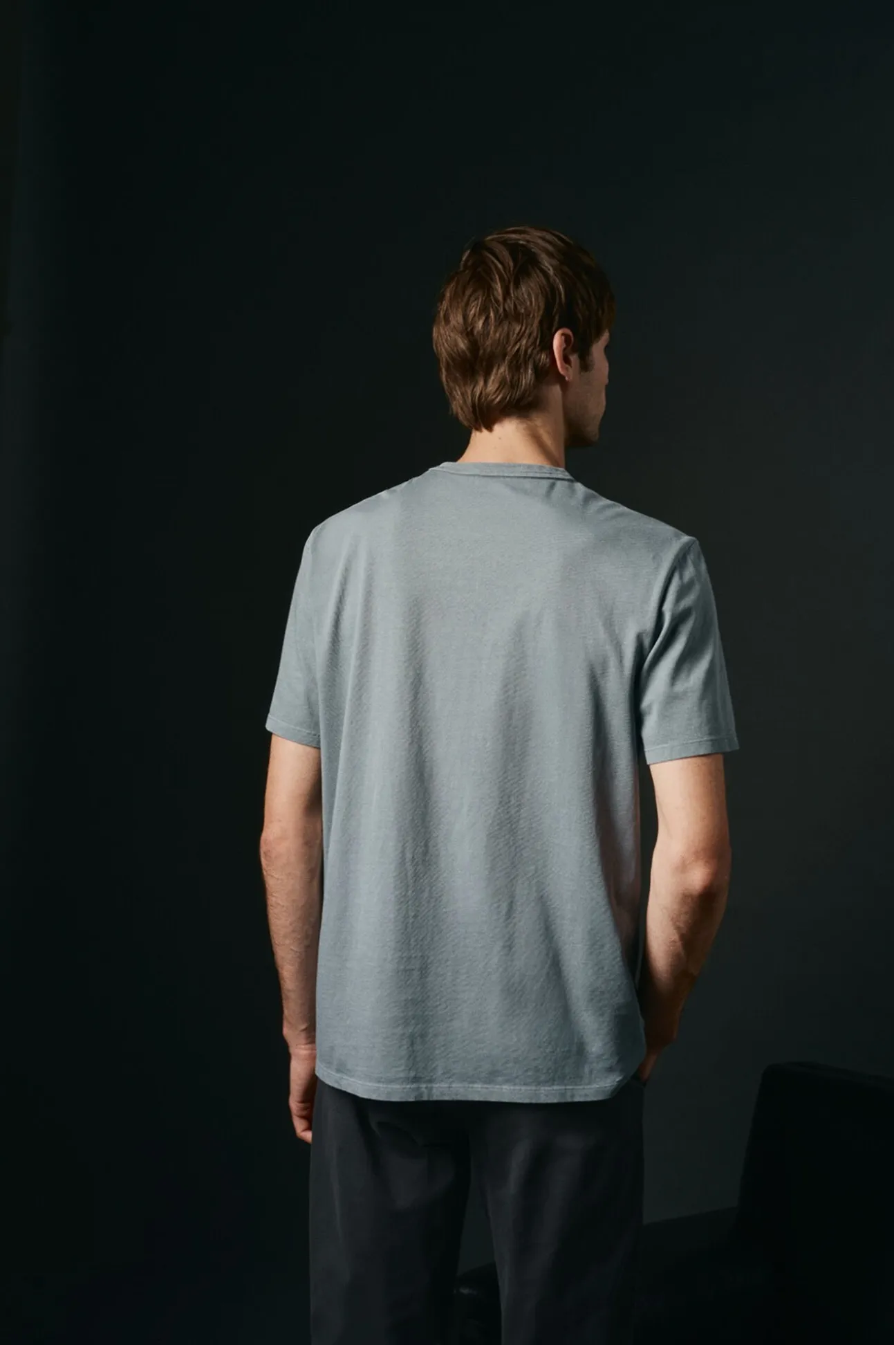 Camiseta básica con bordado avión