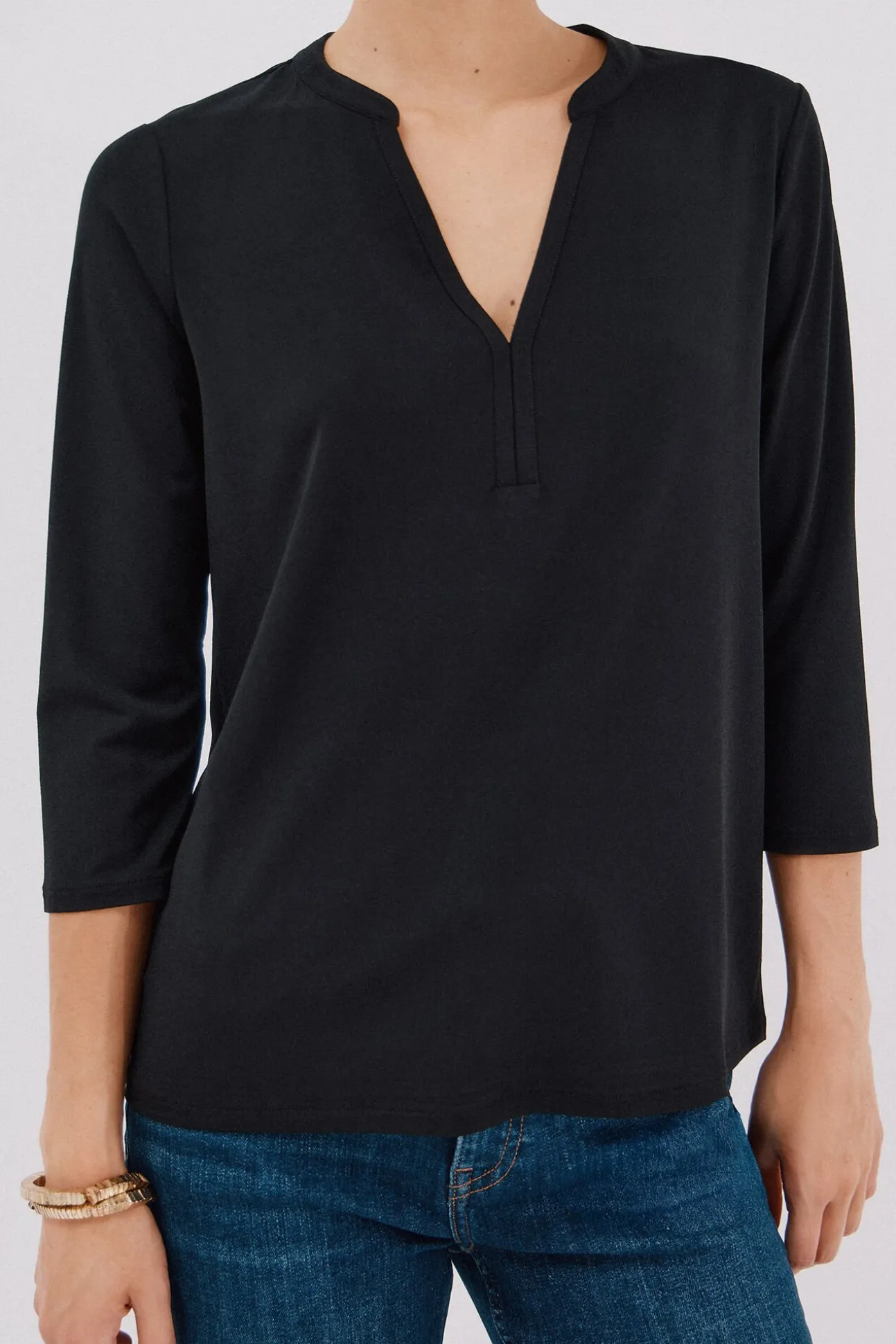 Camiseta básica escote mão