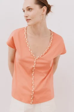 Camiseta cuello pico trenza
